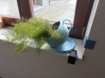 Modelo para impresión 3D: Pouring Plant - Spilled Cup — vista de referencia 5