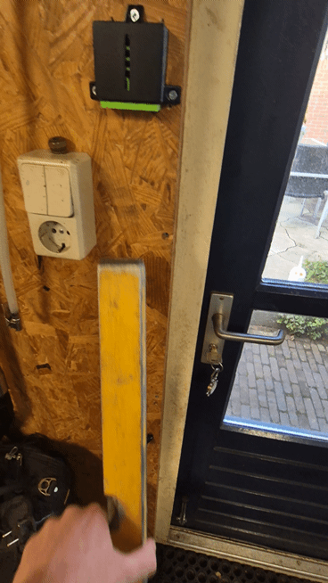 Level holder spring loaded (no springs needed)