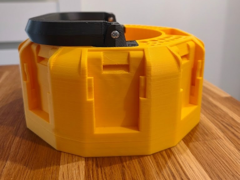 Folding handle for 8-battery organizers.