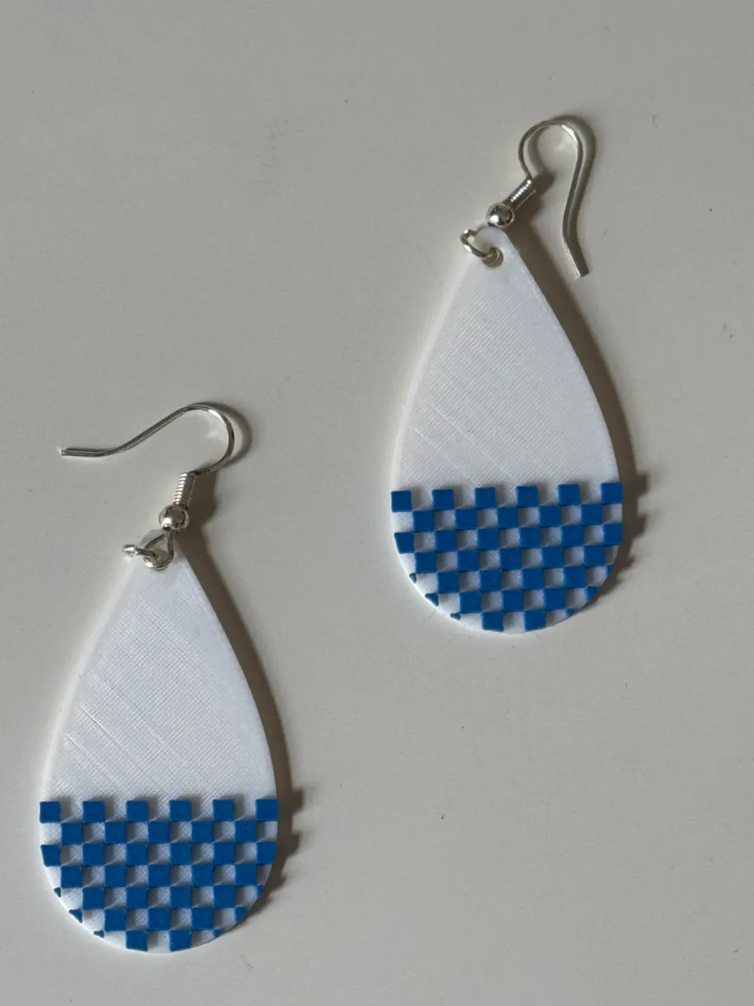 Boucles d'oreille gouttes avec carrés en relief view 2