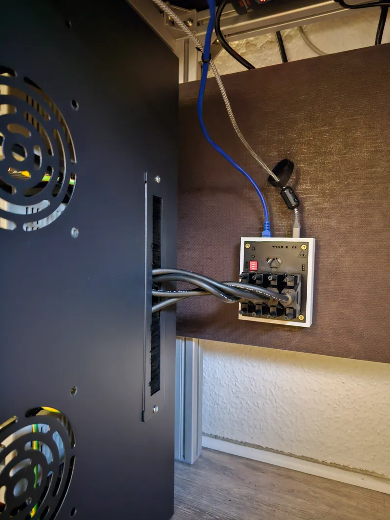 Wallmount Thanos4u controller