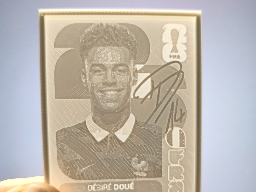 Cromo en 3D de Desire Doue (Album Panini 2026)