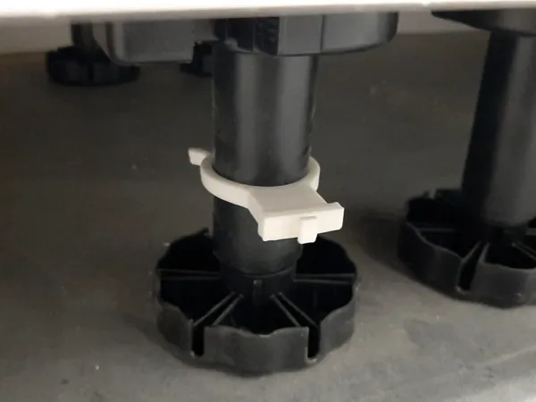 Clip de fixation pour plinthe de cuisine