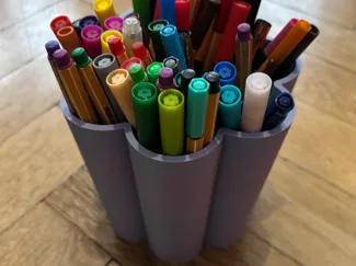 Pencil bucket with floral motif