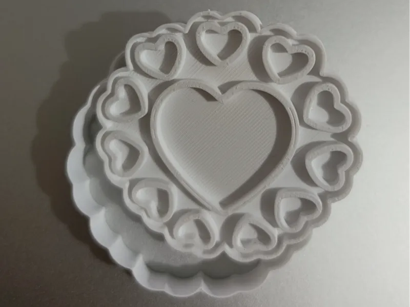 Formina cuore circondato da piccoli cuoricini