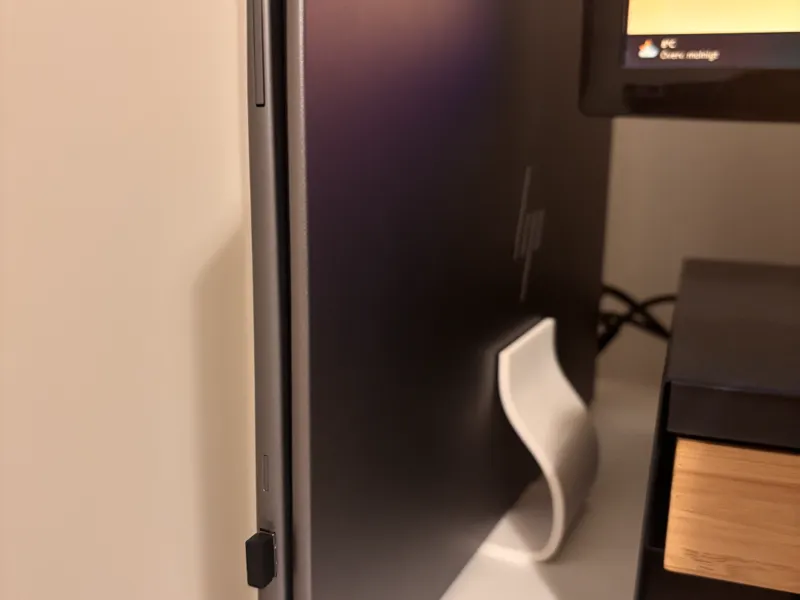 Vertikal laptop stand,  minimalistic, no support