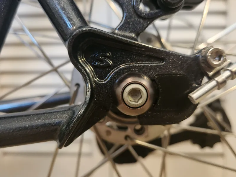 Straggle-nuts