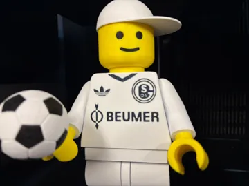 Modelo para impresión 3D: Brickman Schalke Auswärtstrikot 20cm Figur 500% — vista de referencia 4