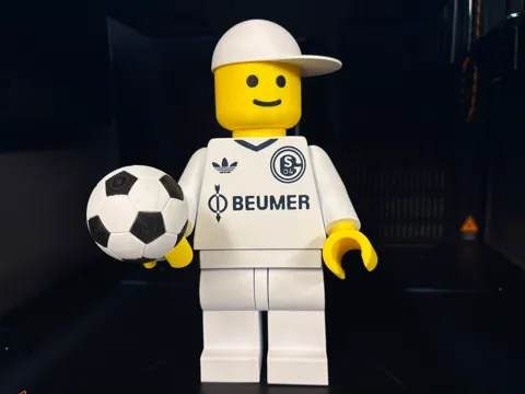 Modelo para impresión 3D: Brickman Schalke Auswärtstrikot 20cm Figur 500% — referencia de MakerWorld