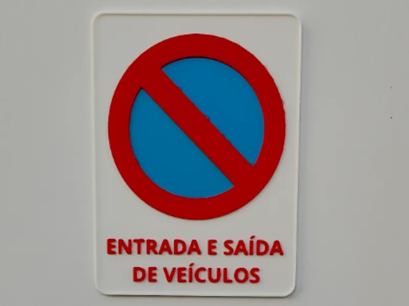 Proibido Estacionar - Entrada e Saída de Veículos