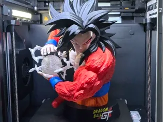 Goku en ataque SS4 Dragon Ball GT