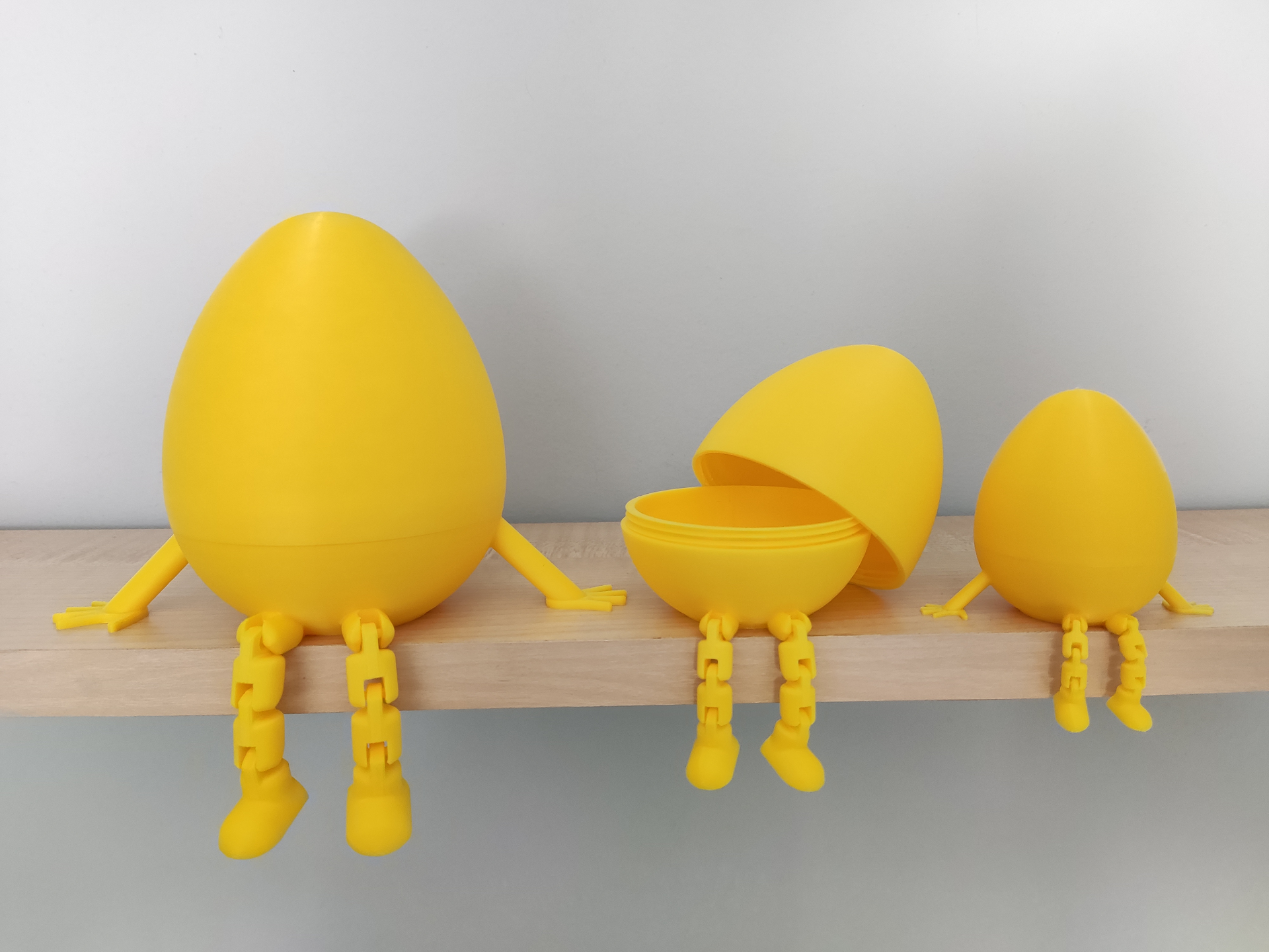 Articulated Twist Open Egg Container