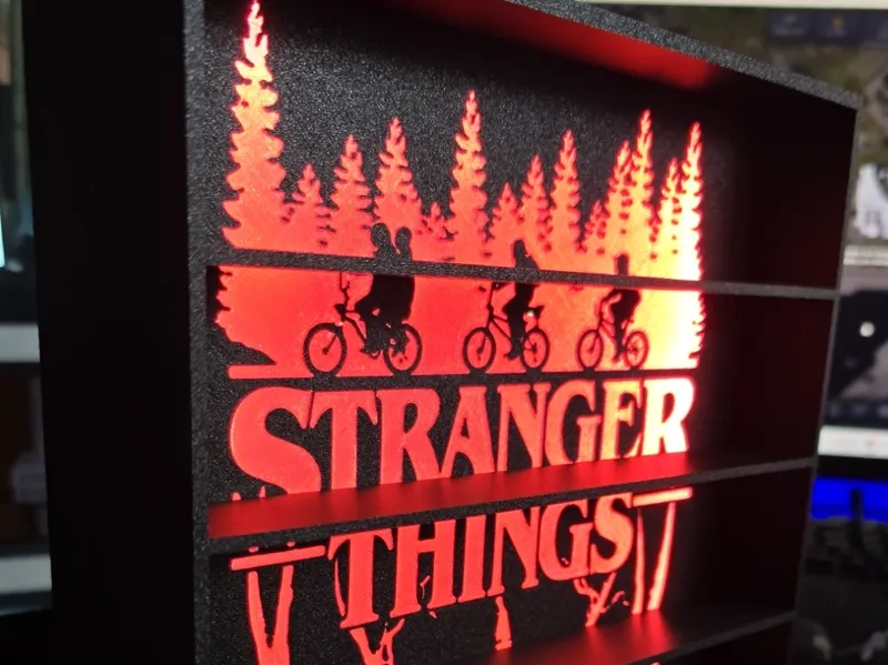 Stranger Things Regal mit LED Beleuchtung