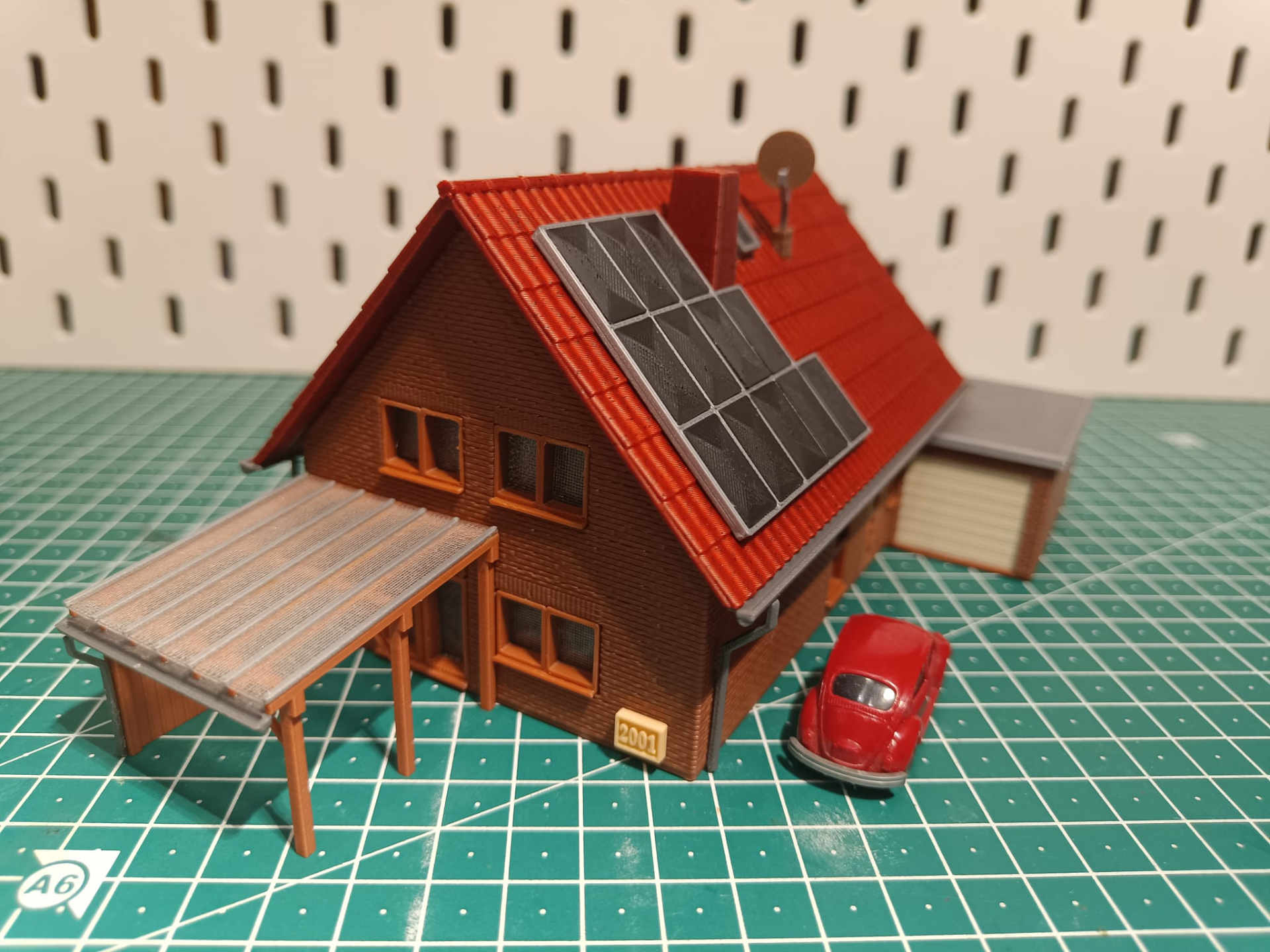 Einfamilienhaus mit Garage und PV-Anlage in H0