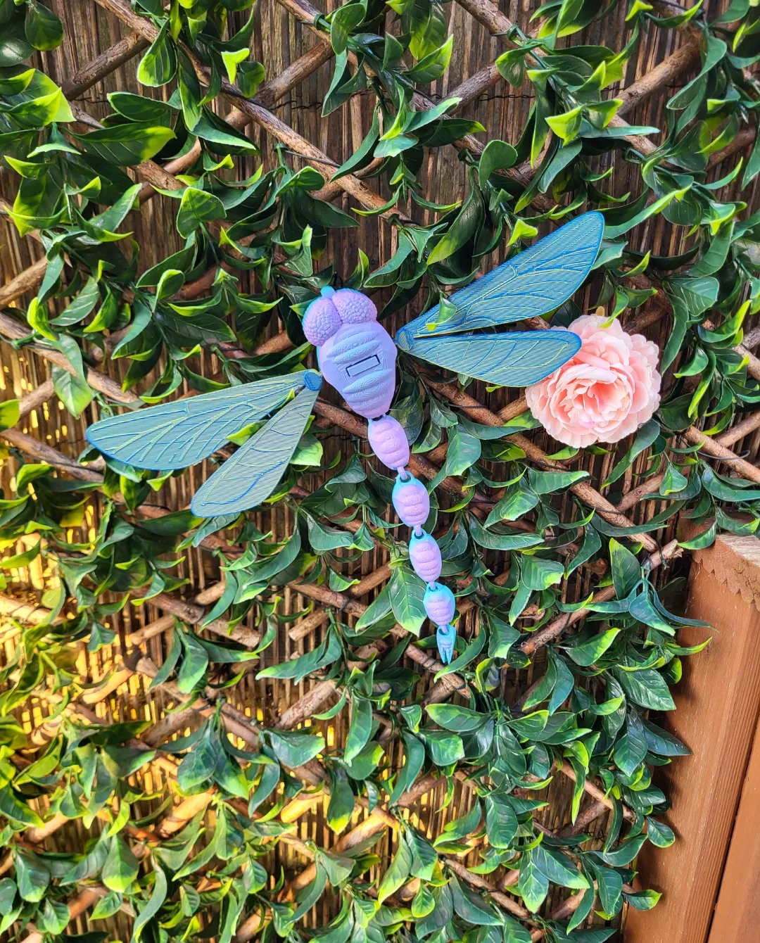 Libellule articulée aux ailes mobiles