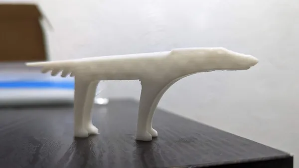 Sculpture chien face au vent