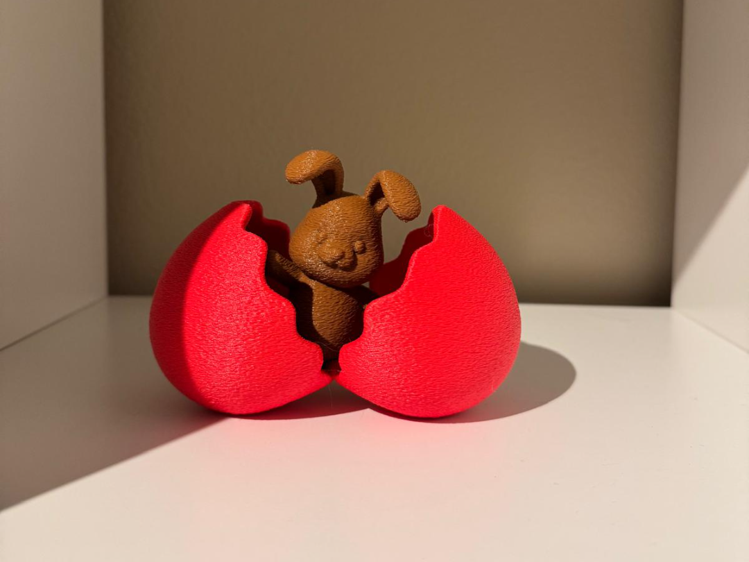 Hase befreit sich aus einem Ei