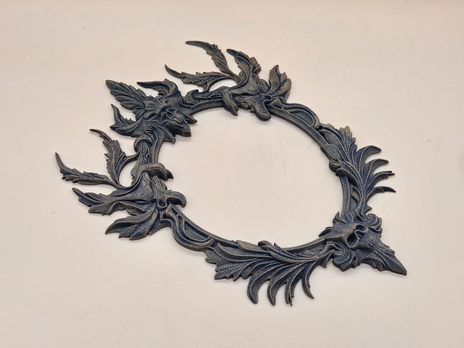 Gothic Skull Wreath – Dekorativer Totenkopf Rahmen