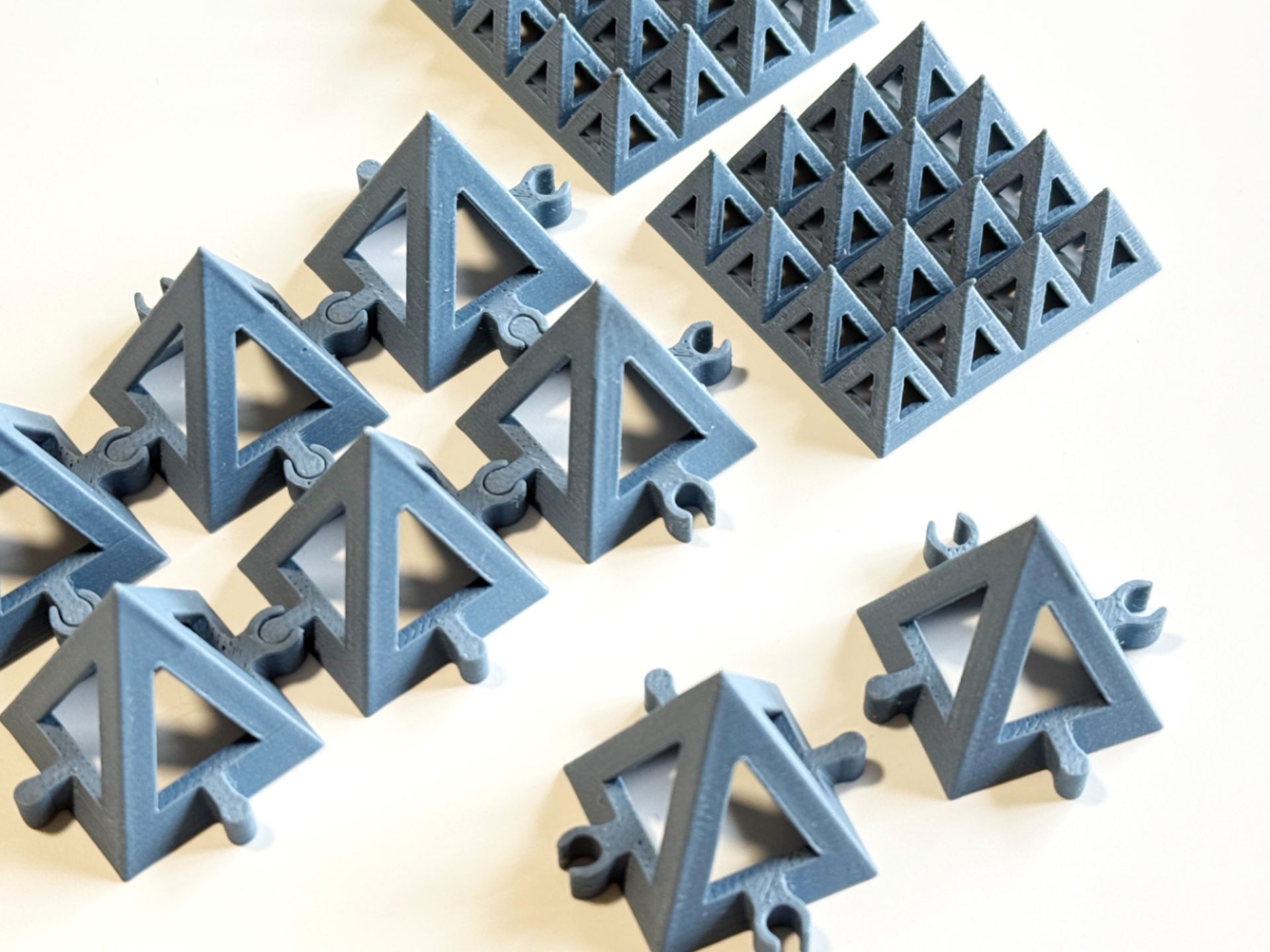 Miniatura 1 do modelo 3D Interlocking Paint Pyramid|拼接式|喷漆金字塔|可堆叠