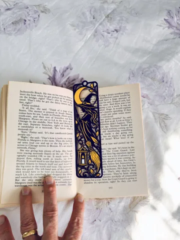 Accesorio de lectura: Gothic Witch & Moon Openwork Bookmark — vista de referencia 3