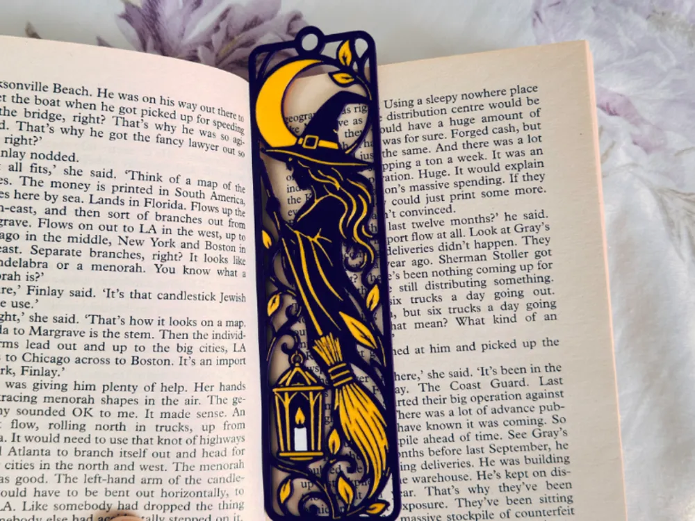 Accesorio de lectura: Gothic Witch & Moon Openwork Bookmark. Referencia del modelo original.