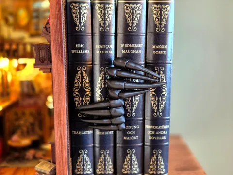 Estante o repisa: Claw Spine Hugger Bookshelf Insert Decor — referencia de MakerWorld