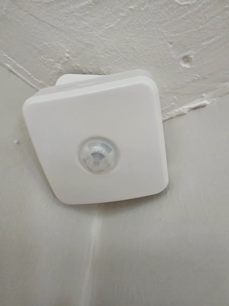 WiZ motion sensor corner mount