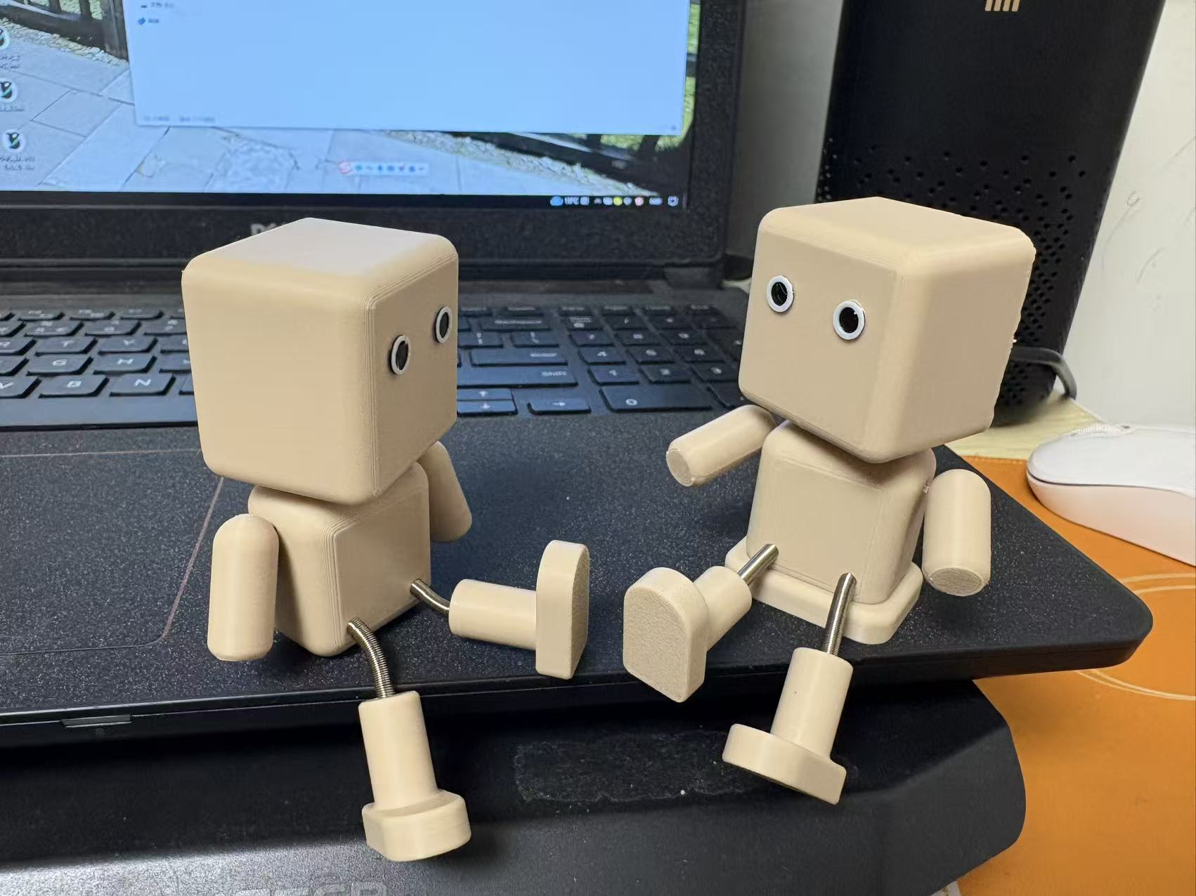 Miniatura 2 do modelo 3D 会踢脚小人 可动玩具 抖脚小人带支架汽车摆件 钥匙扣 书包挂件