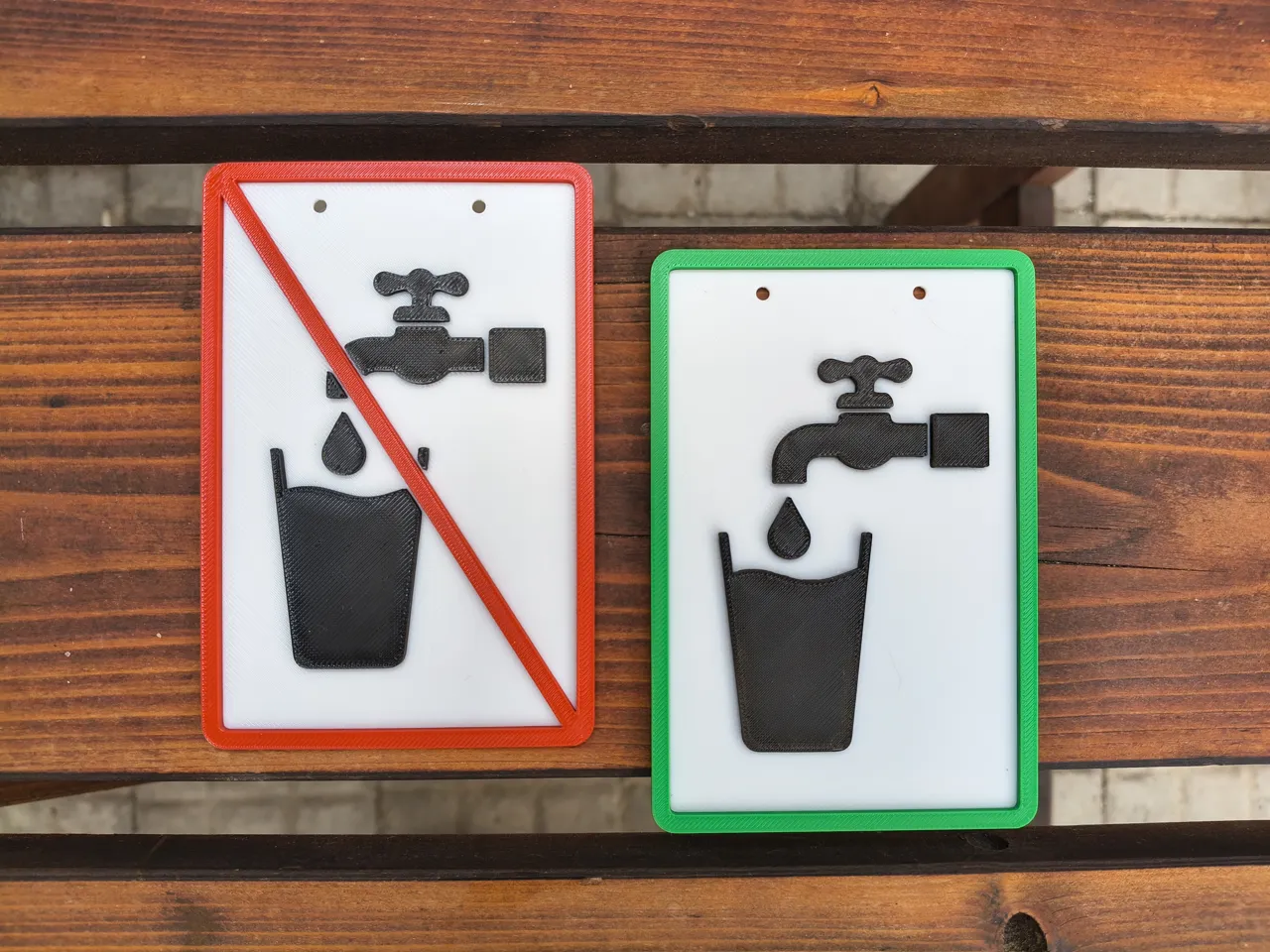 Water drinkable / not drinkable signs view 2