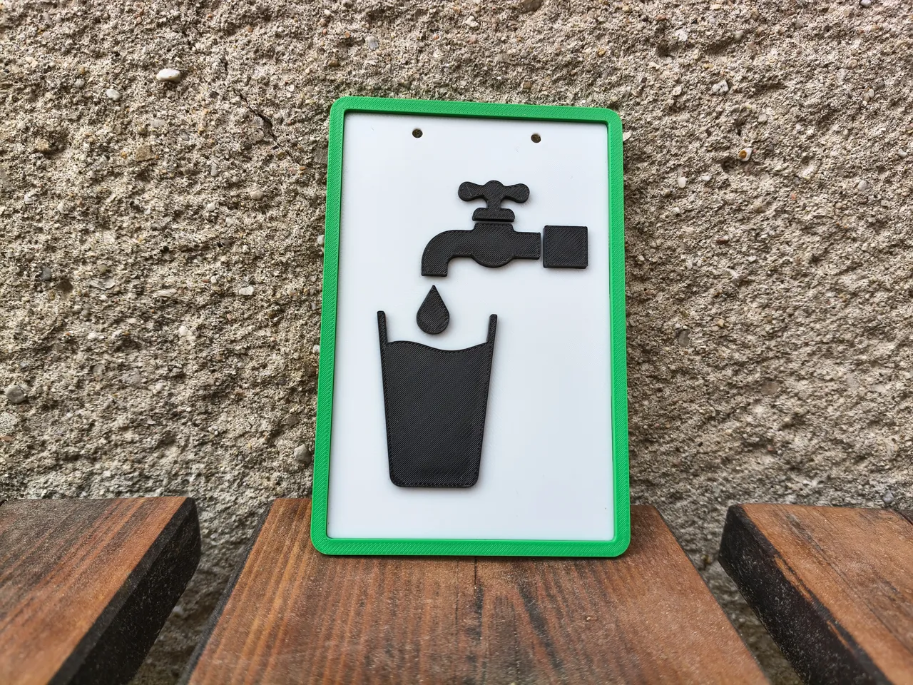 Water drinkable / not drinkable signs view 4