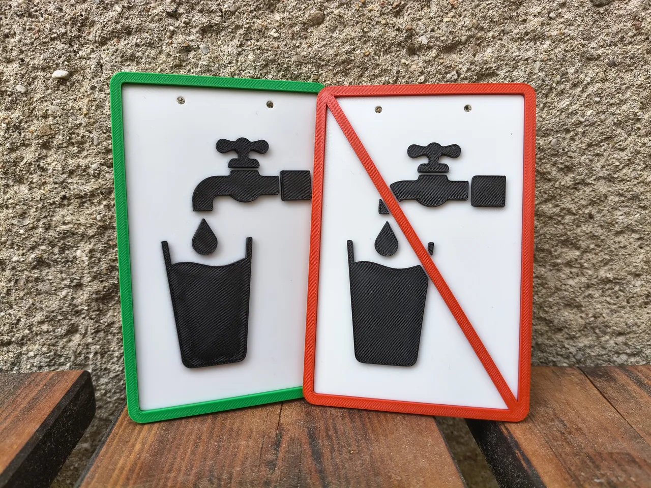 Water drinkable / not drinkable signs view 3
