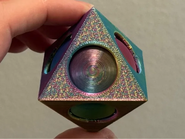 Sphère tournante dans un octaèdre