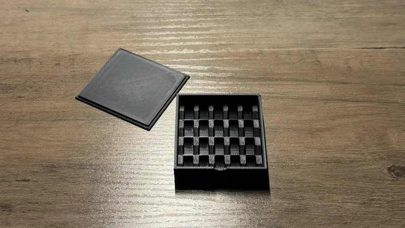LR44 case with lid