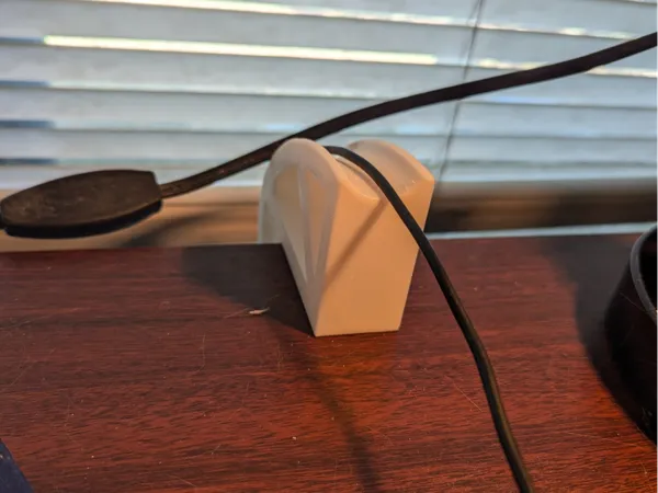 Guide-câble pour souris — bord de bureau