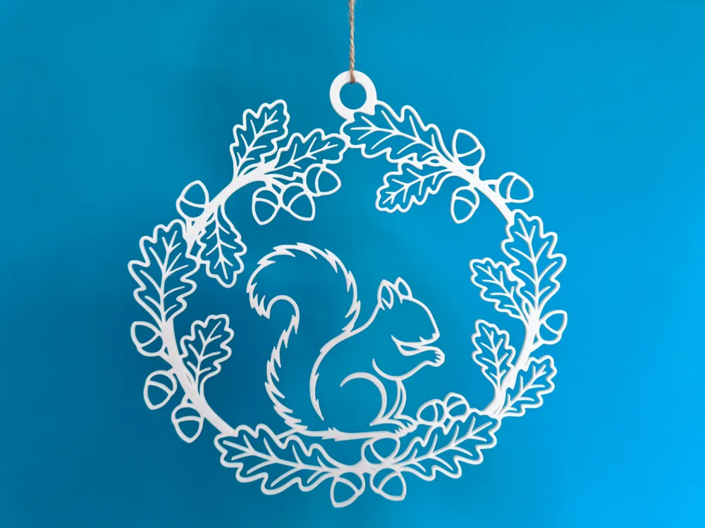 Dije o accesorio de collar: Autumn wreath with squirrel. Referencia del modelo original.