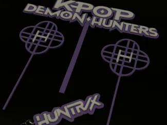 Topo de bolo Kpop + chaveiro Huntrix