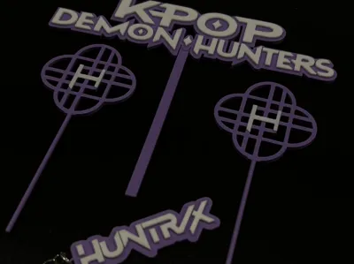 Kpop cake topper + Huntrix keychain