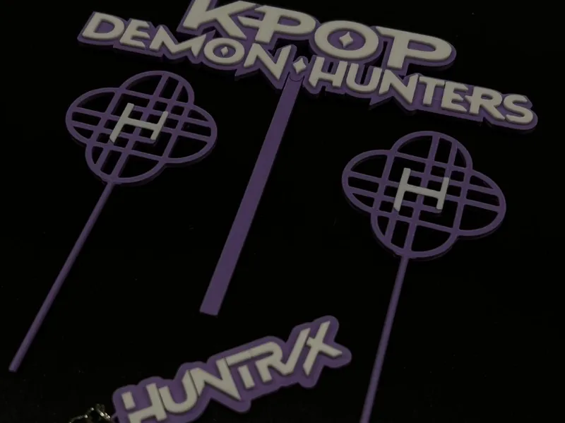 Topo de bolo Kpop + chaveiro Huntrix