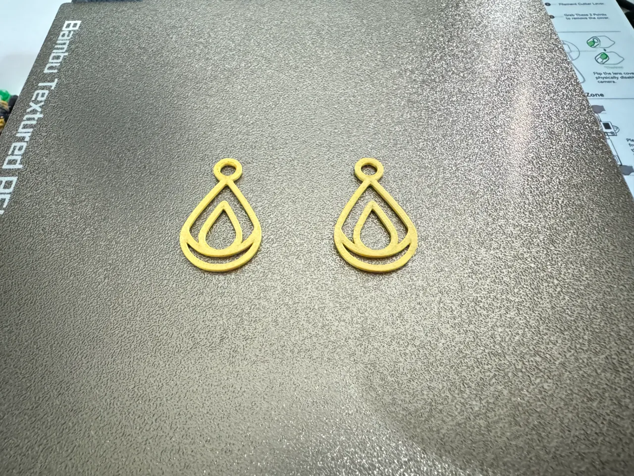 Boucle d'oreille goutte d'eau / Water drop earring view 3