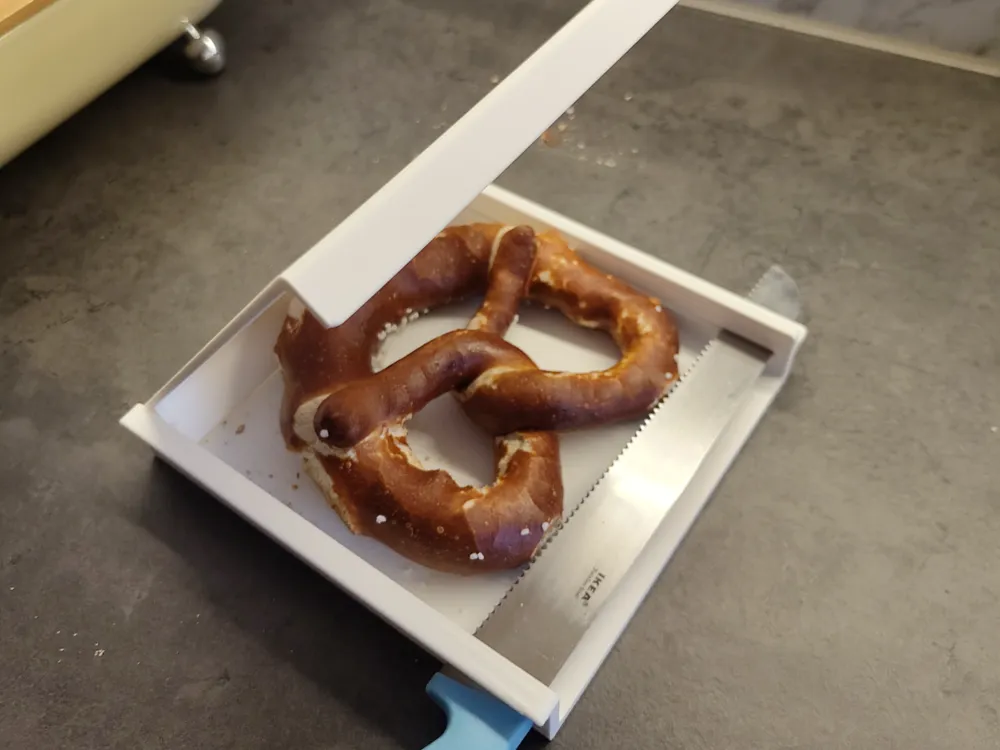 Accesorio de taller: Brezen Schneider | Pretzel Cutter. Referencia del modelo original.