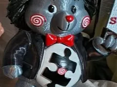 Accesorio de taller: Jigsaw scary bear. Referencia del modelo original.