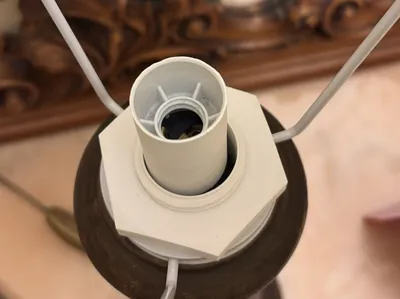 Lampshade support with nut