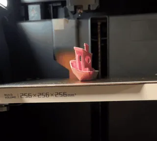 Benchy allongé humoristique