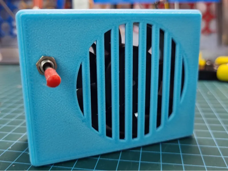 Magnetic soldering fume extractor with filter