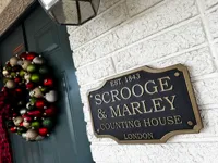 Enseigne Scrooge & Marley - Un chant de Noël — photo 2