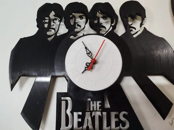 Horloge à fixer sur vinyle