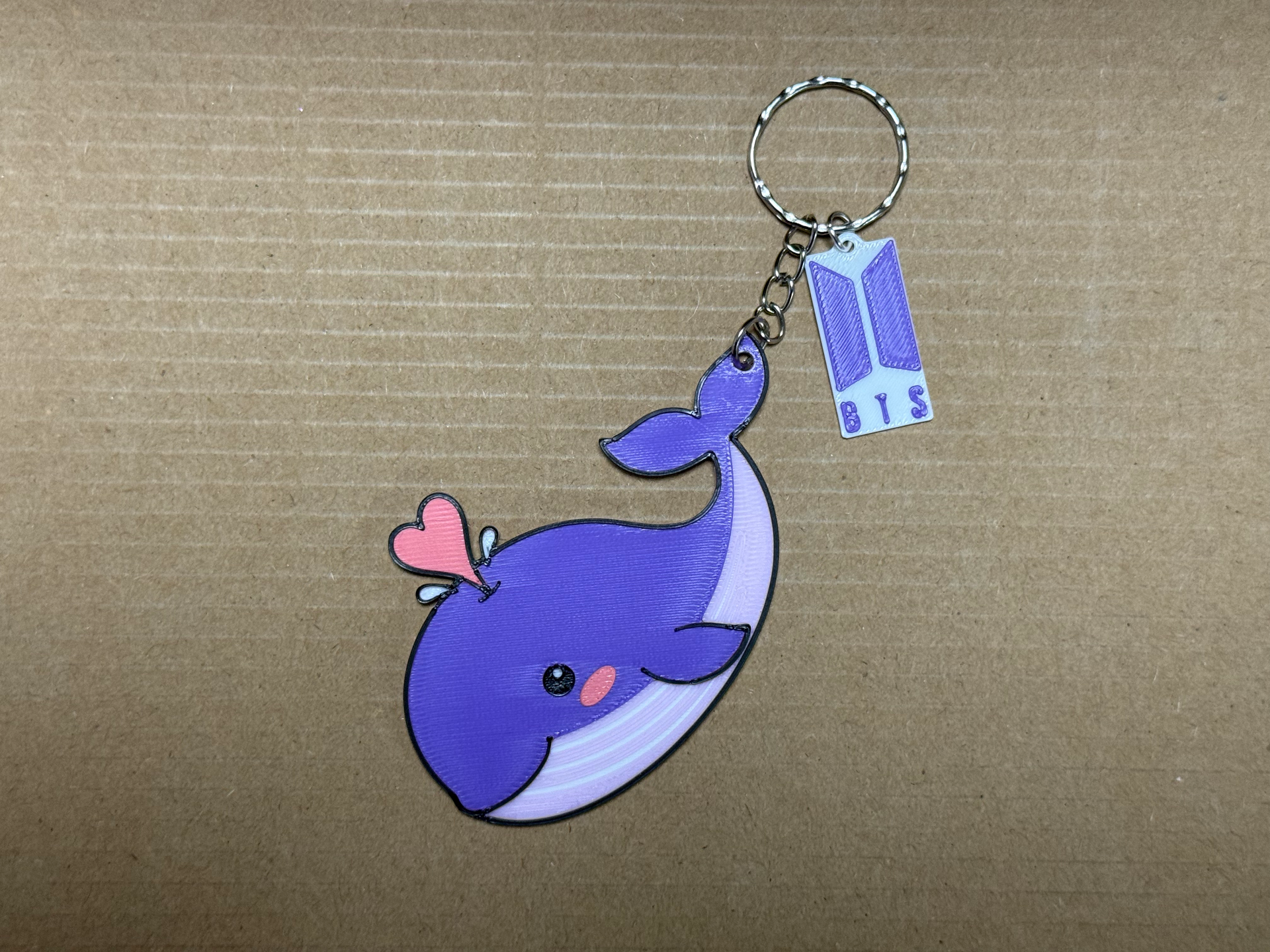 Llavero y pin BTS "Whalien 52"