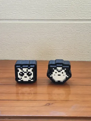 Objeto manipulable: Clicker Retro - Pokémon Hadas Cute Rojo Verde Azul — vista de referencia 3