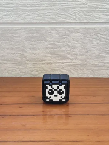 Objeto manipulable: Clicker Retro - Pokémon Hadas Cute Rojo Verde Azul — vista de referencia 4