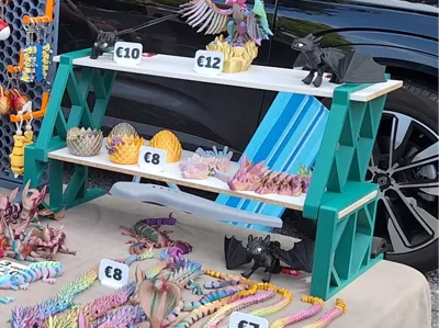 Adjustable shelf brackets for vendor displays